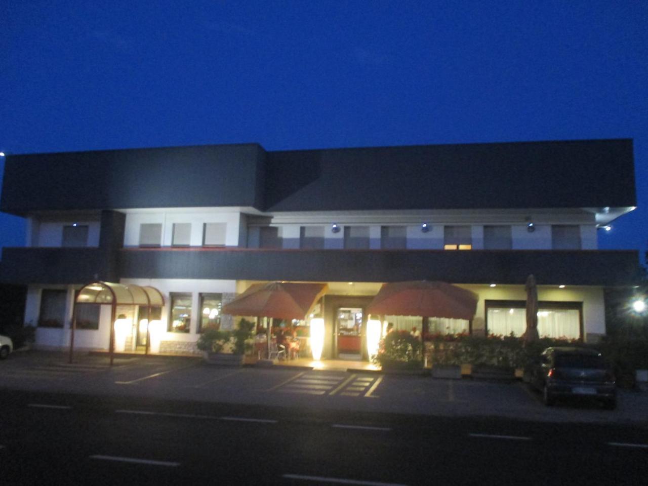 Hotel O'Scugnizzo 2 Belluno Bagian luar foto